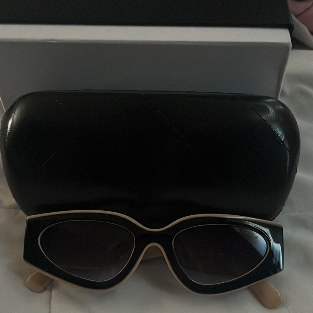 Cat eye sunglasses with case beige/black
